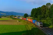 Interessanterweise nutzt die WLC auch einen Vectron mit Skandinavien-Paket. Die von Railpool angemietete 6193 158 begegnete mir am frühen Morgen des 19. Juni 2025 bei Odensachsen im osthessischen Haunetal mit dem komplett beladenen Containerzug DGS 43930 von Linz nach Dradenau.