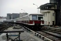 Berliner S-Bahntriebwagen 277 197 am 14.11.1990 am Bahnhof Friedrichstraße.