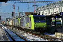 BLS - Lok 485 005 + 475 405 vor Güterzug bei der durchfahrt im Bhf. Thun am 22.11.2025