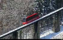 Harderbahn unterwegs in Interlaken bei Schnee am 22.11.2025 .. Standort des Fotografen  Bahnhofplatz Interlaken Ost 
