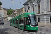 Be 4/6 Flexity 6015, auf der Linie 15, fährt am 10.06.2025 den Steinenberg hoch zur Haltestelle Bankverein. Aufnahme Basel.