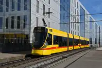 Be 6/10 Tango 155, auf der Linie 10, fährt am 05.11.2025 bei der Haltestelle Peter Merian ein. Aufnahme Basel.