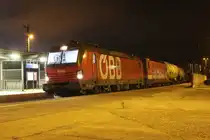 Spät abends am 19.11.2025 stehen die 1293 188 und die 1144 037 mit einem gemischten Güterzug von Graz Vbf nach Linz Vbf im Bahnhof Gratwein-Gratkorn und warten auf die Weiterfahrt.