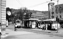 END und ESS-Nachfolger O-Bus vor dem Esslinger Bahnhof. Die END-Züge benutzten bis 1951 die ESS (Esslinger Städt. Straßenbahn) Innenstadt-Schleife zum Wenden. Tw 2 [ME 1926] der END und O-Bus der SVE Nr.16.__22-06-1976

Anmerkung: Anhand des Nachfolgers der ESS sollen ein paar Stellen der Streckenführung gezeigt werden. Und so steht das bisher eine Bild nicht mehr so alleine da...
