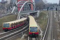 481 xxx der S-Bahn Berlin mit Ausfahrt der S7 nach Ahrensfelde und Einfahrt der S75 nach Warschauer Straße, Berlin-Ostkreuz am 11.03.2024. Mit der S Station Rummelsburg im Hintergrund.