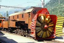 Xrot d 9213 am 15.07.1989 in Poschiavo - Bernina-Dampfschneeschleuder selbstfahrend - Baujahr 1911 - SLM - Dienstgewicht 63,5t - L�P 13,67 - V 35Km/h - Schleudern bis 12 km/h - Lebenslauf: ex Berninabahn G 2 3/3 1051 - 1943 RhB X rot d 13 - 1954 X rot d 9213. 
