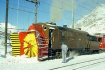 Xrot d 9213 am 08.02.1997 in Bernina Lagalb - Bernina-Dampfschneeschleuder selbstfahrend - Baujahr 1911 - SLM - Dienstgewicht 63,5t - L�P 13,67 - V 35Km/h - Schleudern bis 12 km/h - �1=21.01.1991 - Lebenslauf: ex Berninabahn G 2 3/3 1051 - 1943 RhB X rot d 13 - 1954 X rot d 9213. 
