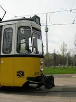 Stuttgart 2006 - Endhaltestelle der Linie 15  Ruhbank / Fernsehturm . Ab Dezember 2006 sind solche Bilder Geschichte. GT4 401 wartet am 23.04.2006 auf die R�ckfahrt nach Stammheim.