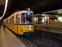 Stuttgart 2006 - Ab Dezember ist der GT4 im Planeinsatz in Stuttgart Geschichte. Triebwagen 401 und ein weiterer sind am 23.04.2006 als Linie 15 nach Ruhbank unterwegs. Das Foto entstand in der Klettpasage.