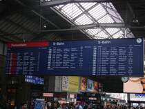 Richtig viel Verkehr am Z�richer HB. Hier die riesige Anzeigentafel in der Haupthalle. Aufgenommen am 10.10.2007