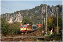 371 015 f�hrt am Morgen des 01.10.07 mit dem EC 171 durch Rathen in Richtung Tschechien.