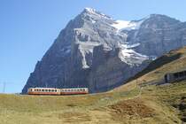 BDhe 2/4 der Jungfraubahn am 16. September 2007 unterwegs auf Fallboden, im Hintergrund der Eiger.