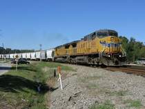 Die Loks 9826 und 925, beide von Union Pacific, ziehen am 10.10.2007 gemeinsam einen G�terzug, aufgenommen in Spring.
