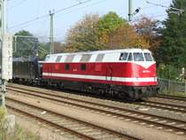 Eine komische Kombination 228 770-4 und 185 547-7 vor einem Kesselzug. Aufgenommen am 11.10.07 bei der Durchfahrt in Neumark(Sachs).Kann jemand eine Info geben wo diese Maschinen hingeh�ren?