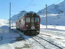 Triebwagen 43 der RhB kurz vor der Haltestelle Bernina Lagalb am 27.12.06.  