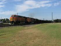 Die beiden BNSF Loks 7667 und 5088 ziehen einen G�terzug mit 109 (!!!) Wagen. Am Zugschluss schiebt noch eine weitere BNSF Lok mit der Nummer 4168 nach (nicht auf dem Bild zu sehen). Aufgenommen am 11.10.2007 in Sealy (Texas).