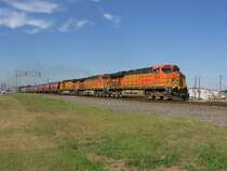 Die BNSF Loks 7676, 4310 und 4868 bespannen am 11.10.2007 einen G�terzug, hier in Sealy.