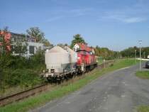 294 745 mit einem G�terwagen auf dem Weg nach Hirschau, hier bei der Ortsdurchfahrt Gebenbach. 01.10.2007 (Strecke Amberg-Schnaittenbach)