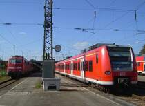Die BR 425 649-1 wartet am 29.09.2007 in Rosenheim auf ausfahrt. Im Hintergrund steht gerade eine RB mit einer 111er und wartet auf ausfahrt nach Innsbruck. 

