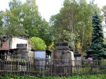 Die ersten Pfeilerfundamente und das �ber dem vorderen rechten Fundament zu erahnende bahnhofsseitige Widerlager der Stadtbr�cke von Gr�nhain. Die Br�cke war 15,80m hoch und 185,50m lang, wurde 1899 von der Fa. Kl�nne aus Dortmund erbaut und 1981 abgerissen. Gr�nhain 03.10.07