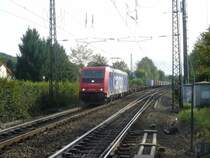 482 035-2 der SBB Cargo zieht ihren Containerzug am fr�hen Abend des 30.09.07 durch den kleinen Bahnhof Gundelfingen im Breisgau nach Norden.