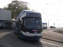 Stra�enbahnlinie 4 nach Werdh�lzli am Bahnhof Z�rich Tiefenbrunnen. Aufgenommen am 10.10.2007
