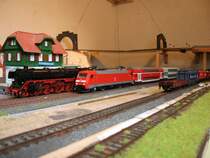 Vielo los im BAhnhof St.Georgen auf meiner Modellbahnanlage: Von links 05 003 (Insidermodell 2007) 152 510 und 212 276 verdeckt durch ihren Zug