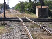 Eine interesante Gleiskreuzung in Sealy (bei Houston): Eine eingleisige Nebenstrecke kreuzt eine zweigleisige Hauptstrecke. Aufgenommen am 11.10.2007.