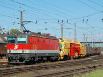 1044 073 am 29.09.2007 mit einem k�rzeren 
G�terzug bei der Durchfahrt in wels.
Mit im Zugverband: Eine neue Baumaschine
von Plasser u. Theurer.