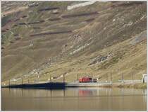 Nach passieren der Schutzgalerie entlang des Oberalpsees f�hrt der Schneer�umzug in den Zahnstangenabschnitt Richtung Andermatt hinunter ein. Da die Strecke �ber den mehr als 2000m hohen Oberalppass ganzj�hrig betrieben wird, sch�tzen riesige Lawinenverbauungen die Bahn. (08.10.2007)