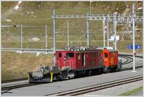 Nach dem Wintereinbruch Anfangs Oktober ist die Oberalpstrecke der MGB wieder schneefrei. Der R�umzug mit Spurpflug X4904, der HGe 4/4 I 32 und der Schneeschleuder Xrot e 4932 befindet sich auf der R�ckfahrt von Disentis nach Andermatt und wartet auf dem Oberalppass eine Zugskreuzung ab. (08.10.2007)