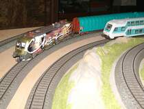 Die BR 1116 250 mit einem G�terzug bei der ausfahrt des Bahnhofes in Richtung Osten. 