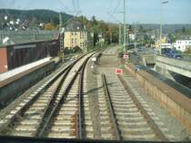 Es geschehen auch noch Wunder, so wird doch derzeit tats�chlich endlich mal die Jahrhundertlangsamfahrstelle auf der Siegstrecke zwischen Kirchen und Brachbach beseitigt.Allerdings betrifft dies wohl auch ersteinmal nur das Streckengleis Kirchen-Brachbach, wann das Gegengleis wohl mal instandgesetzt wird???? Links im Bild zu sehen sind �brigens noch die Reste der Firma Jung, die ja bekanntlich fr�her einmal Dampfloks gebaut haben. (Ausfahrt Kirchen 11.10.2007)