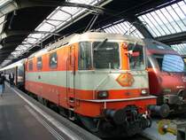 SBB - Re 4/4 11109 noch in den Swiss Express Farben im Bahnhof von Z�rich am 12.10.2007