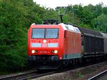 185 054 am 17.08.2007 bei der Durchfahrt durch Mausheim.