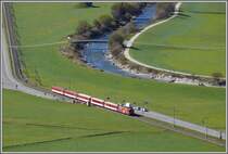 Ein Deh 4/4 II mit einem Regionalzug aus Brig passiert soeben den Bahn�bergang �ber die Gotthard Passstrasse in der weiten Ebene zwischen Hospenthal und Andermatt. Auch Anfangs Oktober sind hier die Wiesen noch erstaunlich gr�n. (08.10.2007)