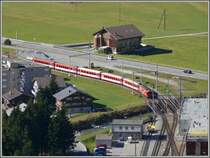 Ein Regionalzug aus dem Wallis, gezogen von einem Deh 4/4 II Gep�cktriebwagen, f�hrt in den Bahnhof Andermatt ein. (08.10.2007)