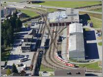 Wieder einmal der Bahnhof Andermatt aus der Vogelperspektive, respektive aus Richtung Oberalppass. Rechts, wo der abgestellte Deh 4/4 II steht, gehts nach G�schenen hinunter zur Gotthardbahn. Der einfahrende Zug kommt vom Oberalppass herunter und die Strecke oben im Bild f�hrt ins Wallis durch den Furkatunnel.(08.10.2007)