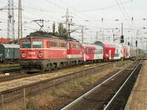 Ein 1142 Tandem mit 1142 564 Altlack an der Spitze f�hrt mit einem REX nach Amstetten in Wien H�tteldorf ein (2.10.2007)
