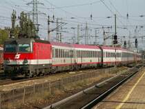 1044 030  Hansi  f�hrt mit einem IC nach Salzburg in Wien H�tteldorf ein (8.10.2007)