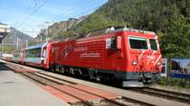 Glacier Express 911 von St.Moritz nach Zermatt f�hrt durch den Bahnhof M�rel.
(12.10.2007)