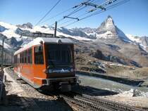 Moderner Triebzug kurz nach der Ausfahrt vom Bahnhof Gornergrat.
(11.10.2007)