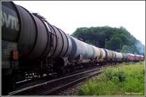 Von drei Loks der BR 232 wird der voll beladene Kesselwagenzug am 30.05.2007 zum Tanklager Rh�sa gezogen