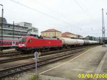 182 003 ist am 3.8.2006 mit einem G�terzug in Regensburg unterwegs.
