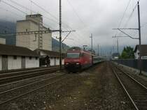 Eine Re 460 mit einem Reisezug auf der Durchfahrt durch Brunnen. 09.09.2007 (leider kann ich die genaue Loknummer nicht genau sagen, weil eine Ziffer so stark besch�digt war, dass sie unleserlich geworden ist)