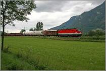 Meine Lieblingsbaureihe kommt vorbei *fg* Hier bringt die Innsbrucker 9181 1144 200-3 einen G�terzug Richtung Tirol. (06.07.07)