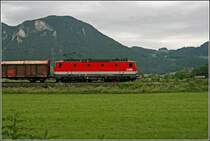 Seitenaufnahme der Innsbrucker 1144 200 die Hier einen G�terzug in Richtung Tirol bespannt. 1044 051 erhielt nach einem schweren Unfallschaden einen Neubaukasten und Tauschdrehgestelle der zweiten Serie (1044.2) und wurde am 1.Januar 1994 in 1044 200 umgezeichnet.