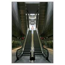 Linien M1 und M2, Station  Kongens Nytorv . An diesem Bahnhof wird die Citylinien kreuzen, eine Metro-Ringlinie, die sich noch in Planung befindet. Trotz der größeren Tiefe wird es wieder einen hohen offenen Raum vom Bahnsteig bis unter die Straßenoberfläche geben, mit drei hintereinander geschalteten Rolltreppen zwischen Bahnsteig und Fußgängereben, anstelle von zwei wie hier. 

23.8.2006 (M)