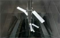 Linien M1 und M2, Station  Kongens Nytorv . Blick durch eine der Glaspyramiden von außen in den Bahnhof auf die Rolltreppen. 

23.8.2006 (M)