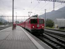 E-Lok 622 der RhB aus Richtung Chur bei der Ankunft in Disentis/Must�r bei Regenwetter. 07.08.07